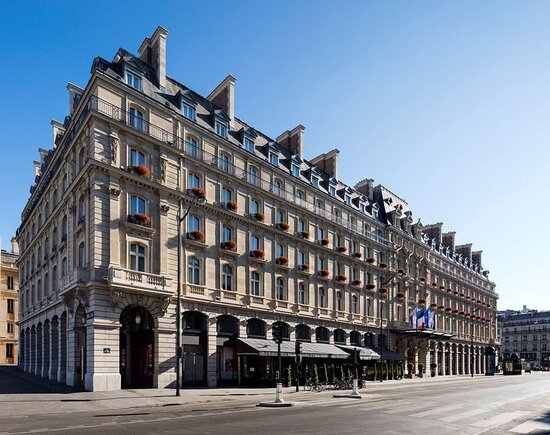 Edificio storico con facciata elegante e finestre con balconi.