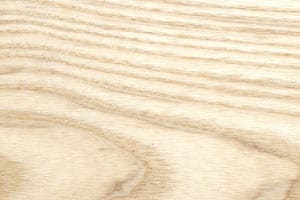Superficie di legno chiaro con venature visibili.