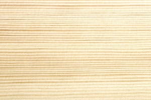 Superficie di legno chiaro con venature orizzontali.