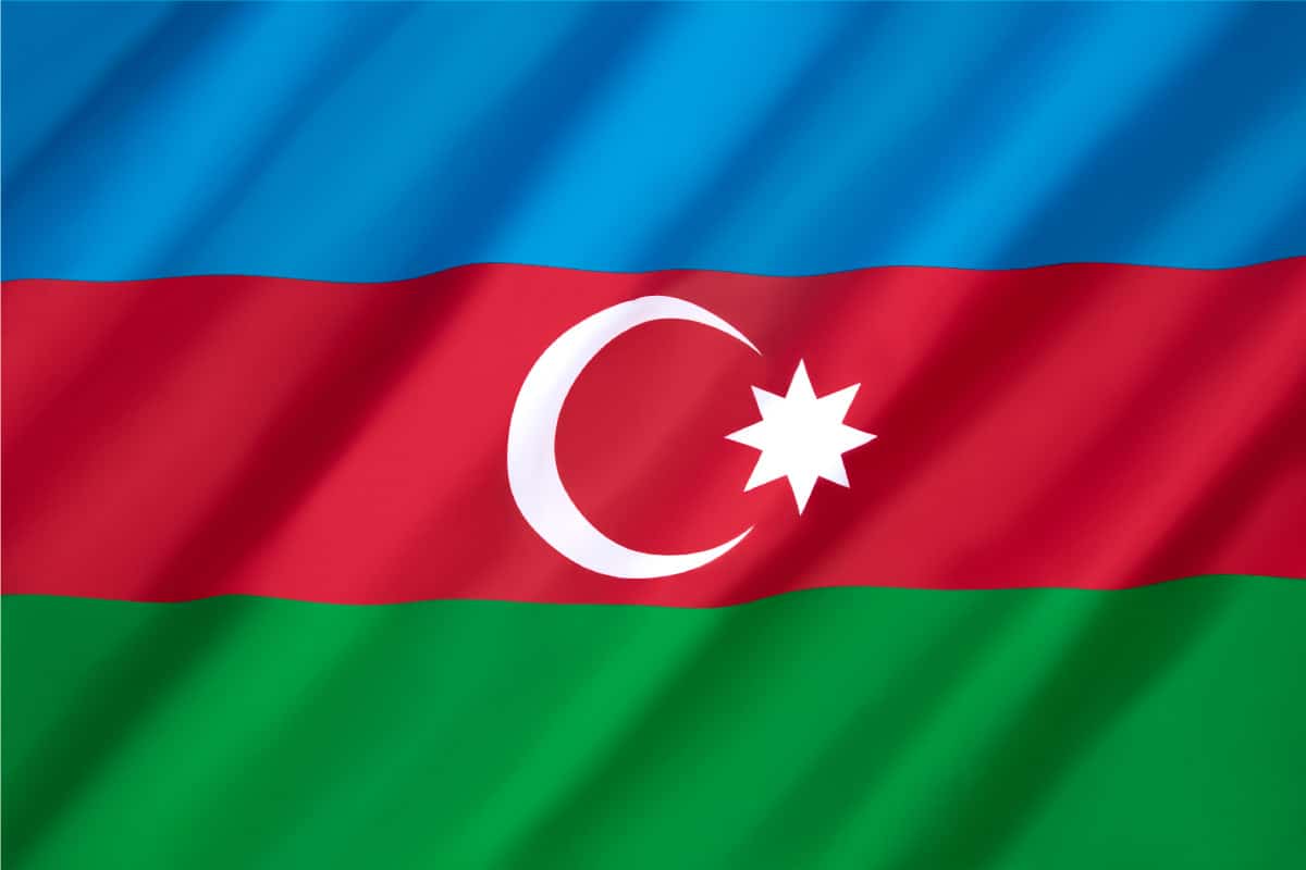 Bandiera dell'Azerbaigian con luna e stella.