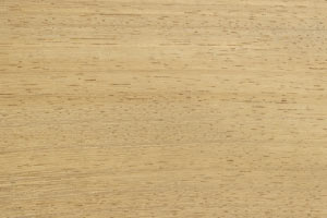Superficie di legno chiaro con venature sottili.