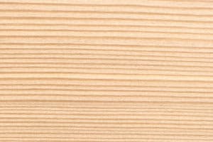 Superficie di legno chiaro con venature orizzontali.