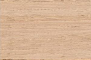 Superficie di legno chiaro con venature orizzontali.