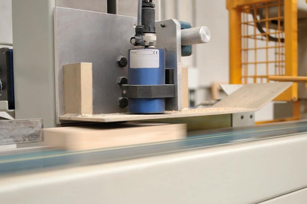 Macchina industriale per lavorazione del legno in funzione.